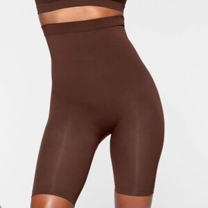 SKIMS / NTW SEAMLESS SCULPT HIGH-WAISTED ABOVE THE KNEE SHORT, Cocoa brown color